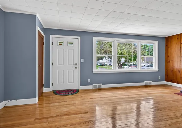 3rd image of 319 Windsor Rd, Rochester, NY 14612 | MLS# R1690233