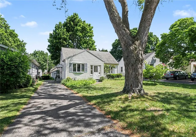 2nd image of 10 Heberton Rd, Irondequoit, NY 14622 | MLS# R1691090