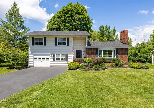 Homes for sale in Canandaigua Town, NY | 5160 Laura Ln, Canandaigua Town, NY 14424 | MLS# R1690009