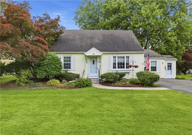 Homes for sale in Penfield, NY | 27 Meadow View Dr Ln, Penfield, NY 14526 | MLS# R1691113