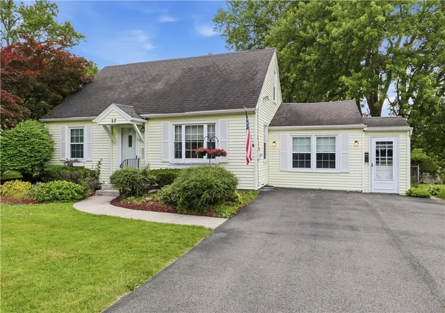Homes for sale in Penfield, NY | 27 Meadow View Dr Ln, Penfield, NY 14526 | MLS# R1691113