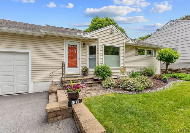 Homes for sale in Camillus, NY | 131 Skyview Ter, Camillus, NY 13219 | MLS# S1691477