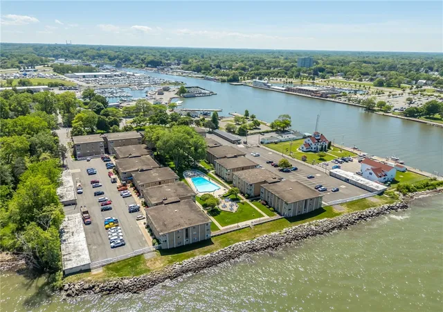 3rd image of 304 Westage At The Harbour, Irondequoit, NY 14617 | MLS# R1690742