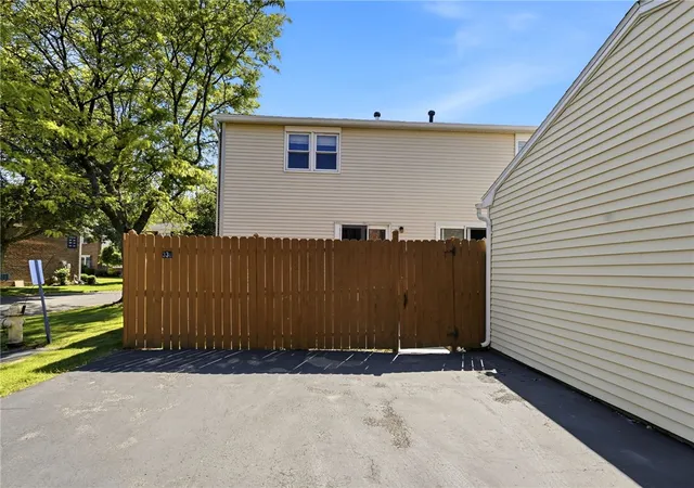 Homes for sale in West Seneca, NY | 330 Wimbledon Ct, West Seneca, NY 14224 | MLS# R1690568