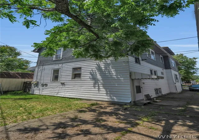 Photo 3 of Sale Pending at 39 Seminole Pkwy, Buffalo, NY 14210 | MLS# B1684894 | Listing updated on 2026-07-17
