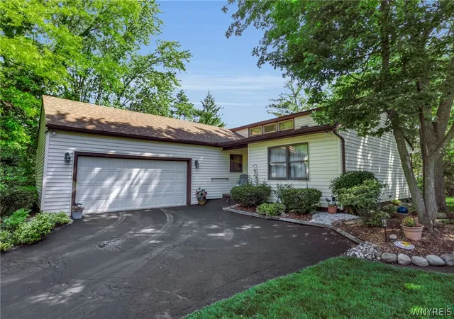 1st image of 229 Robin Rd, Buffalo, NY 14228 | MLS# B1691274