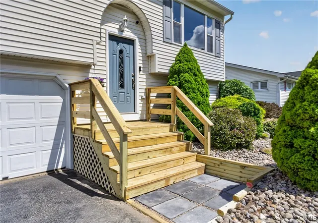 Photo 4 of Sale Pending at 7670 Clover Rd, Syracuse, NY 13212 | MLS# S1691677 | Listing updated on 2026-06-22