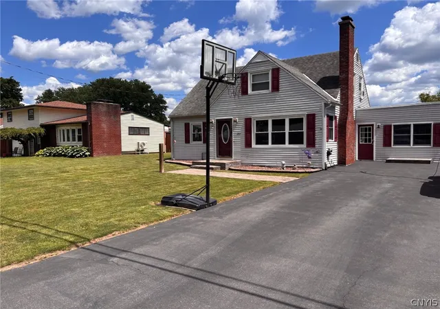 Homes for sale in Whitestown, NY | 205 Hillside Dr, Whitestown, NY 13424 | MLS# S1690777