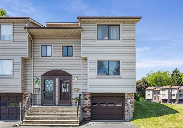 3rd image of 369 Cameco Cir, Salina, NY 13090 | MLS# R1688348