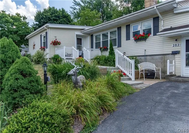 Homes for sale in Watertown City, NY | 282 Thompson Blvd, Watertown City, NY 13601 | MLS# S1690558