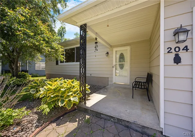 3rd image of 204 Donlin Dr, Salina, NY 13088 | MLS# S1688841