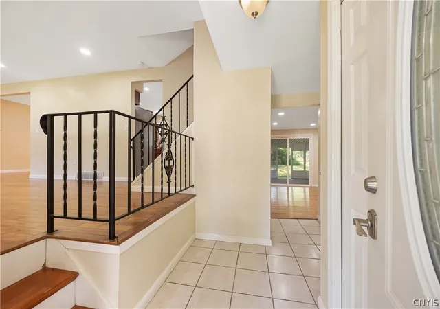4th image of 204 Donlin Dr, Salina, NY 13088 | MLS# S1688841