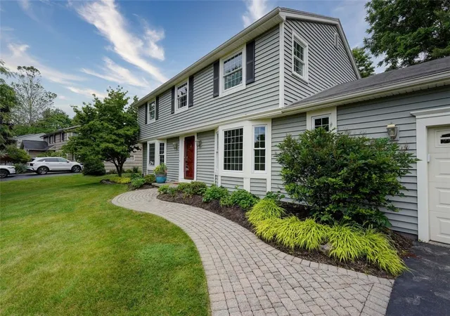 2nd image of 18 Concord Dr, Pittsford, NY 14534 | MLS# R1691764