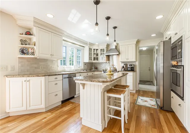 5th image of 10 Fenimore Dr, Pittsford, NY 14534 | MLS# R1690831