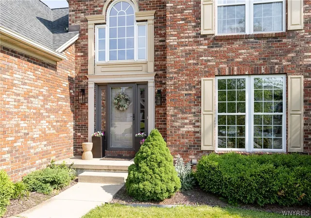 2nd image of 6 Lynchburg Ct, Orchard Park, NY 14127 | MLS# B1692086