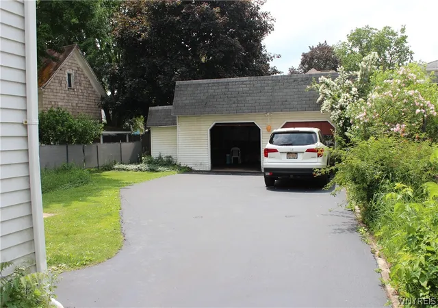 Listing Photo 5 - Condo for sale in building located at 326 Niagara St, North Tonawanda, NY 14120