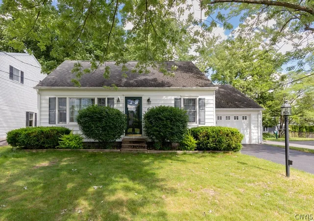 Homes for sale in Manlius, NY | 329 Sunset Dr, Manlius, NY 13057 | MLS# S1691813