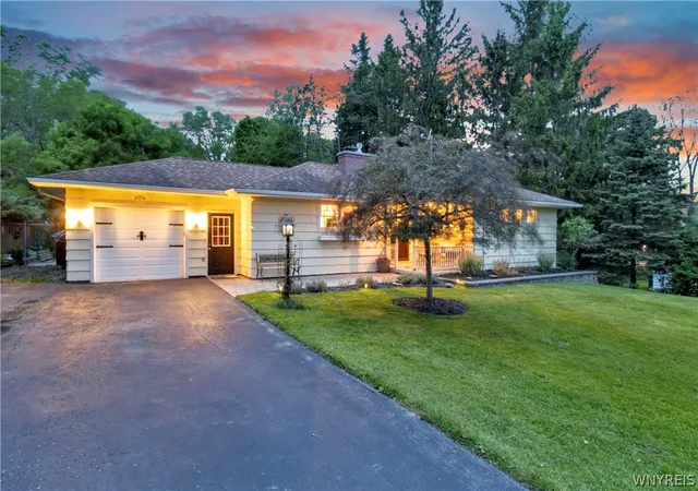 3rd image of 67 Castle Hill Rd, East Aurora, NY 14052 | MLS# B1691806