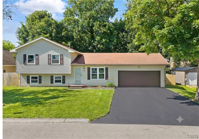 1st image of 103 Midland Ave, East Syracuse, NY 13057 | MLS# S1690294