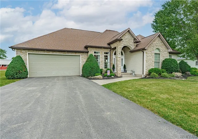 2nd image of 4899 Beach Ridge Rd, Pendleton, NY 14094 | MLS# B1691268