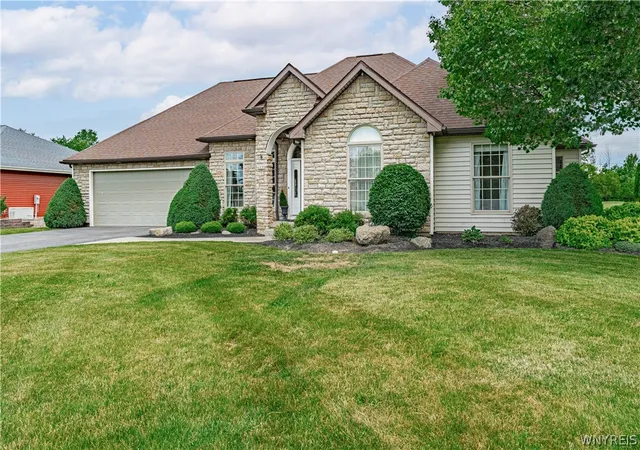 3rd image of 4899 Beach Ridge Rd, Pendleton, NY 14094 | MLS# B1691268