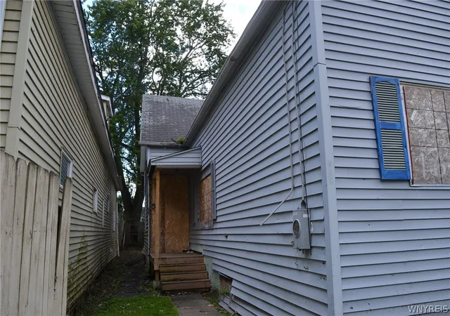 Homes for sale in Buffalo, NY | 166 Thompson St, Buffalo, NY 14207 | MLS# B1692341