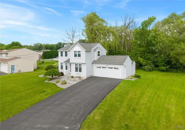 3rd image of 106 Laura Dr, Syracuse, NY 13209 | MLS# S1691936