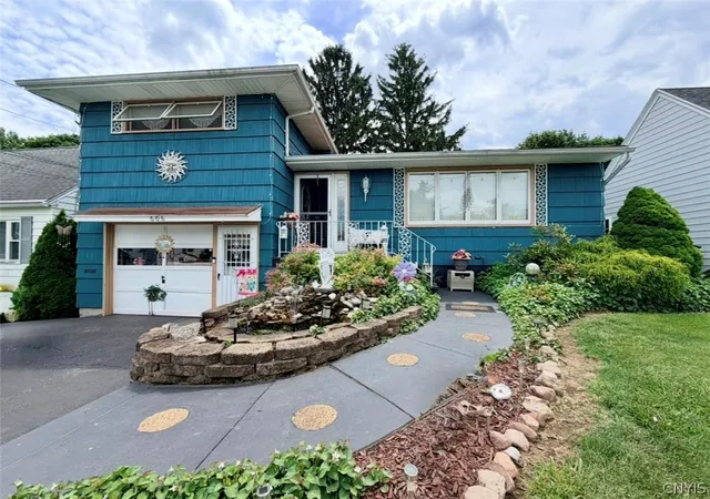 2nd image of 606 Berwick Rd S, Salina, NY 13208 | MLS# S1690318