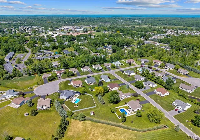2nd image of 7921 Rose Court Dr, Cicero, NY 13039 | MLS# S1689649
