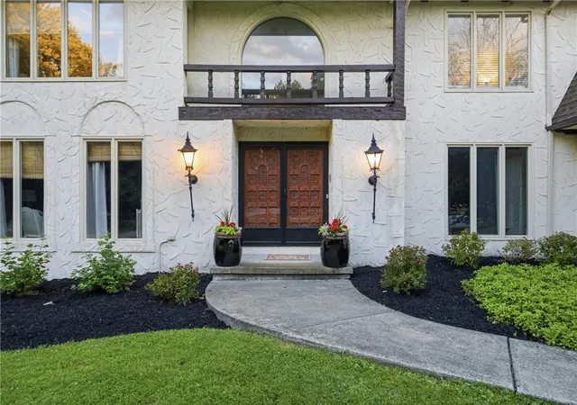 Photo 4 of Sale Pending at 220 Crestwood Ct, Buffalo, NY 14221 | MLS# R1679488 | Listing updated on 2026-07-15