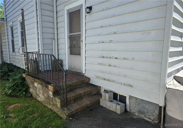 Photo 5 of Sale Pending at 1002 West Ave, Medina, NY 14103 | MLS# B1692633 | Listing updated on 2026-07-14