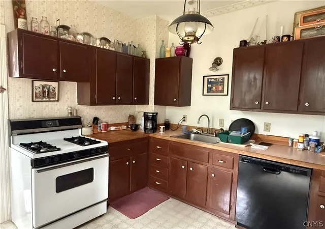 Listing Photo 3 - Condo for sale in building located at 328 Elizabeth St, Oneida, NY 13421