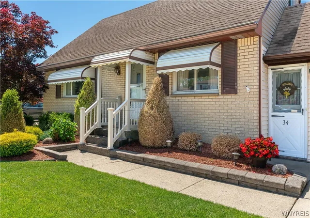 3rd image of 34 Louise Dr, Buffalo, NY 14227 | MLS# B1692323