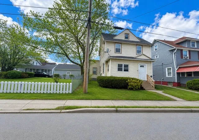 Photo 3 of Sale Pending at 15 Home Pl, Rochester, NY 14611 | MLS# R1692161 | Listing updated on 2026-07-02