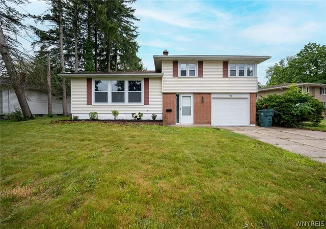 1st image of 930 Sun Valley Dr, North Tonawanda, NY 14120 | MLS# B1692216