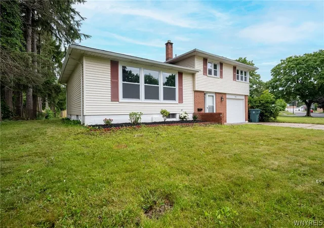 2nd image of 930 Sun Valley Dr, North Tonawanda, NY 14120 | MLS# B1692216