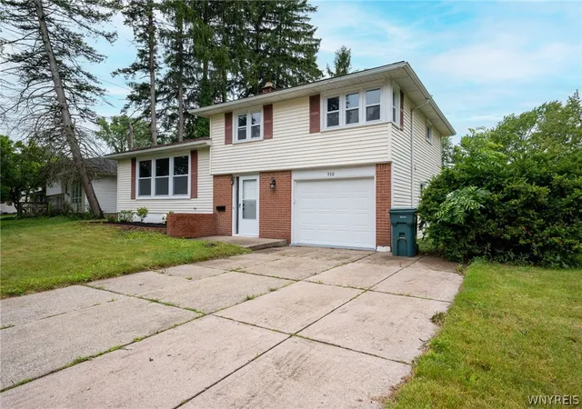 3rd image of 930 Sun Valley Dr, North Tonawanda, NY 14120 | MLS# B1692216