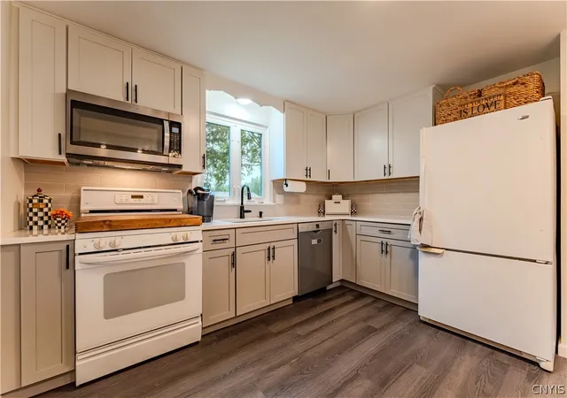 5th image of 205 Kies Dr, Liverpool, NY 13090 | MLS# S1691324