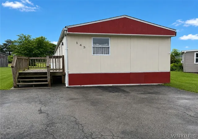 1st image of 143 Del Ct E, Lockport Town, NY 14094 | MLS# B1693131