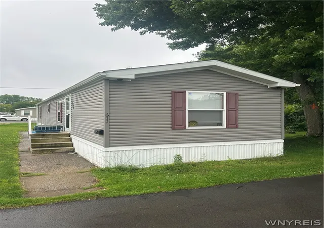 Homes for sale in Niagara Falls, NY | 611 C St, Niagara Falls, NY 14304 | MLS# B1693175