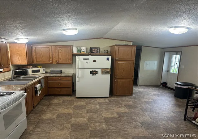 Homes for sale in Niagara Falls, NY | 611 C St, Niagara Falls, NY 14304 | MLS# B1693175