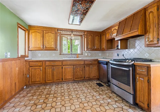 Photo 3 of Single family home for sale at 9283 S Street Rd, Le Roy, NY 14482 | MLS# R1690661 | Listing updated on 2026-07-11