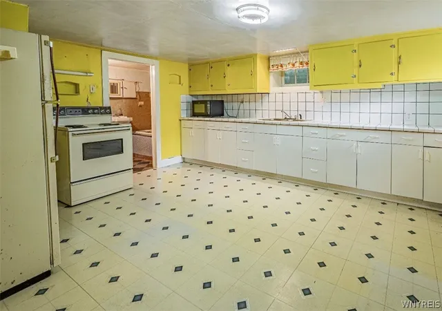 Listing Photo 5 - Condo for sale in building located at 92 Gdn St, Lockport, NY 14094