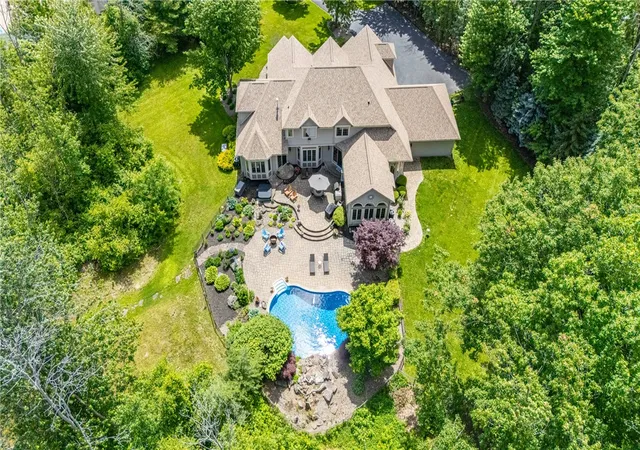 4th image of 24 North Shore Dr, Parma, NY 14468 | MLS# R1689303