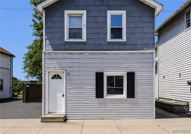 3rd image of 210 Oliver St, North Tonawanda, NY 14120 | MLS# B1691171