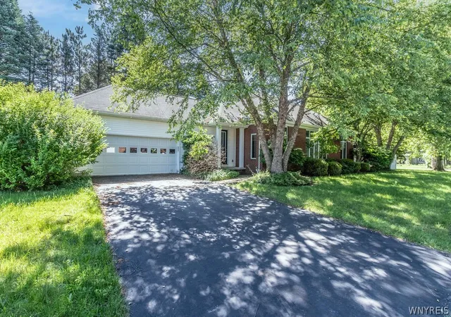 1st image of 15 Brookshire Ct, East Amherst, NY 14051 | MLS# B1693474