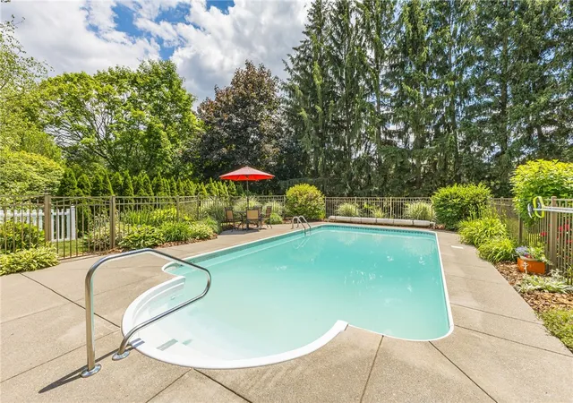 3rd image of 129 Caversham Woods, Pittsford, NY 14534 | MLS# R1692193