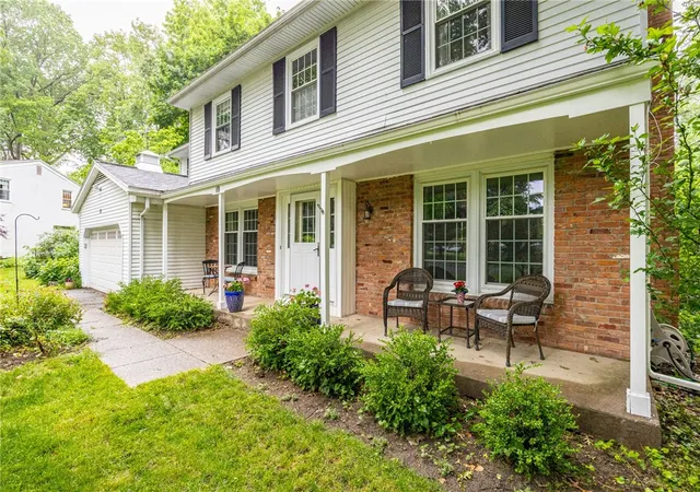 3rd image of 10 Glendower Cir, Pittsford, NY 14534 | MLS# R1693092