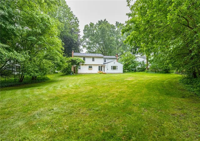 4th image of 10 Glendower Cir, Pittsford, NY 14534 | MLS# R1693092