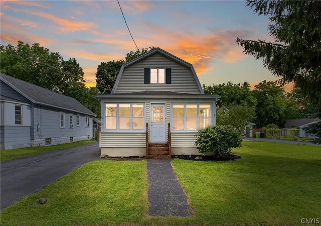 1st image of 110 Earl Ave, Salina, NY 13211 | MLS# S1693077
